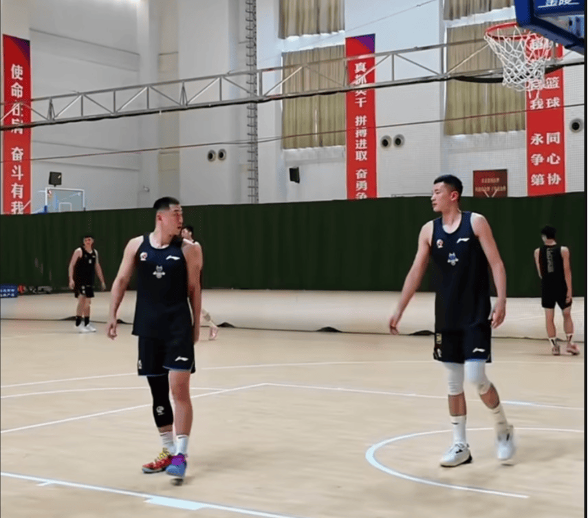 九游娱乐国际比赛日山东男篮备战NBA常规赛，更衣室发声细节曝光，球迷炸锅，身体对抗强度拉满的简单介绍