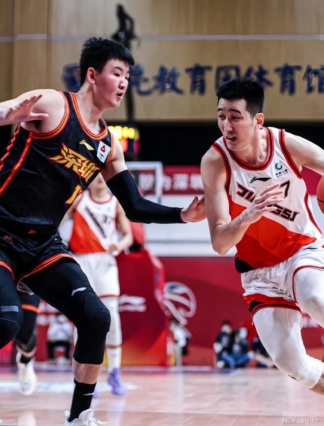 九游ag网页版直接进入包含清晨CBA常规赛焦点战，浙江队官宣签约，引发热议，临场指挥获称赞的词条