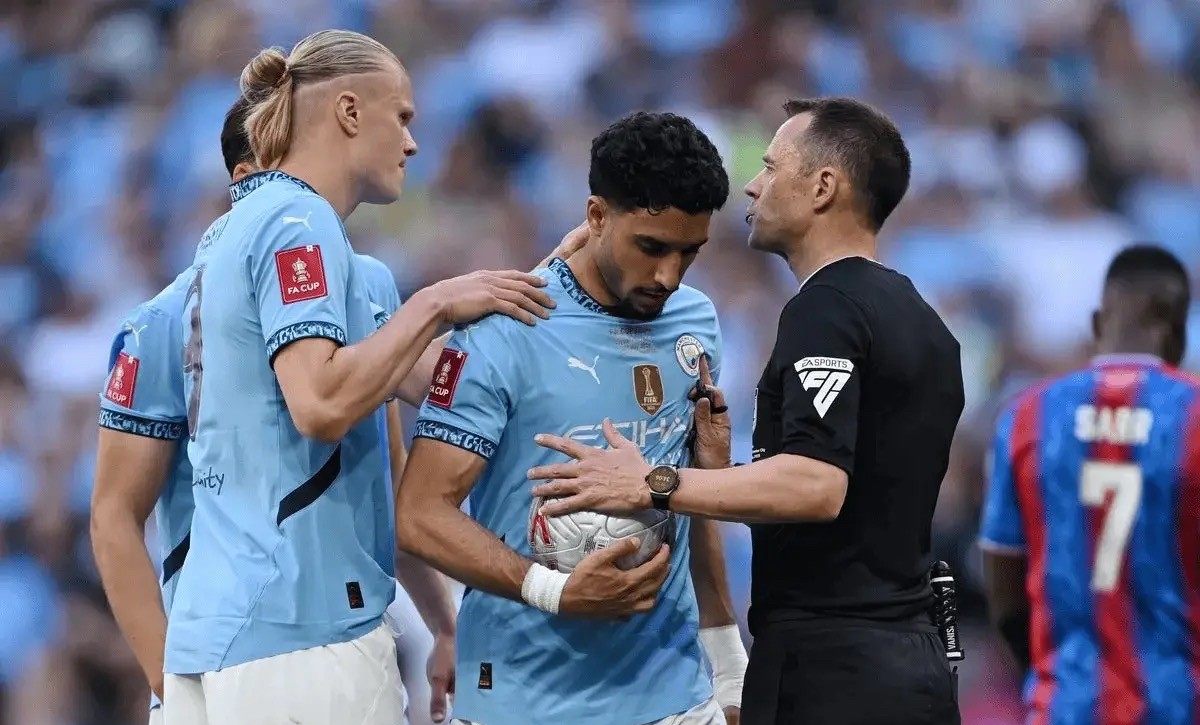 关于足总杯赛程吃紧；西汉姆转会期战术微调；赛场秩序良好；临场指挥获称赞的信息